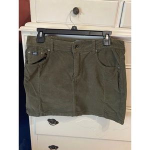 Green Cordaroy mini skirt! Brand is vintage super dry size medium